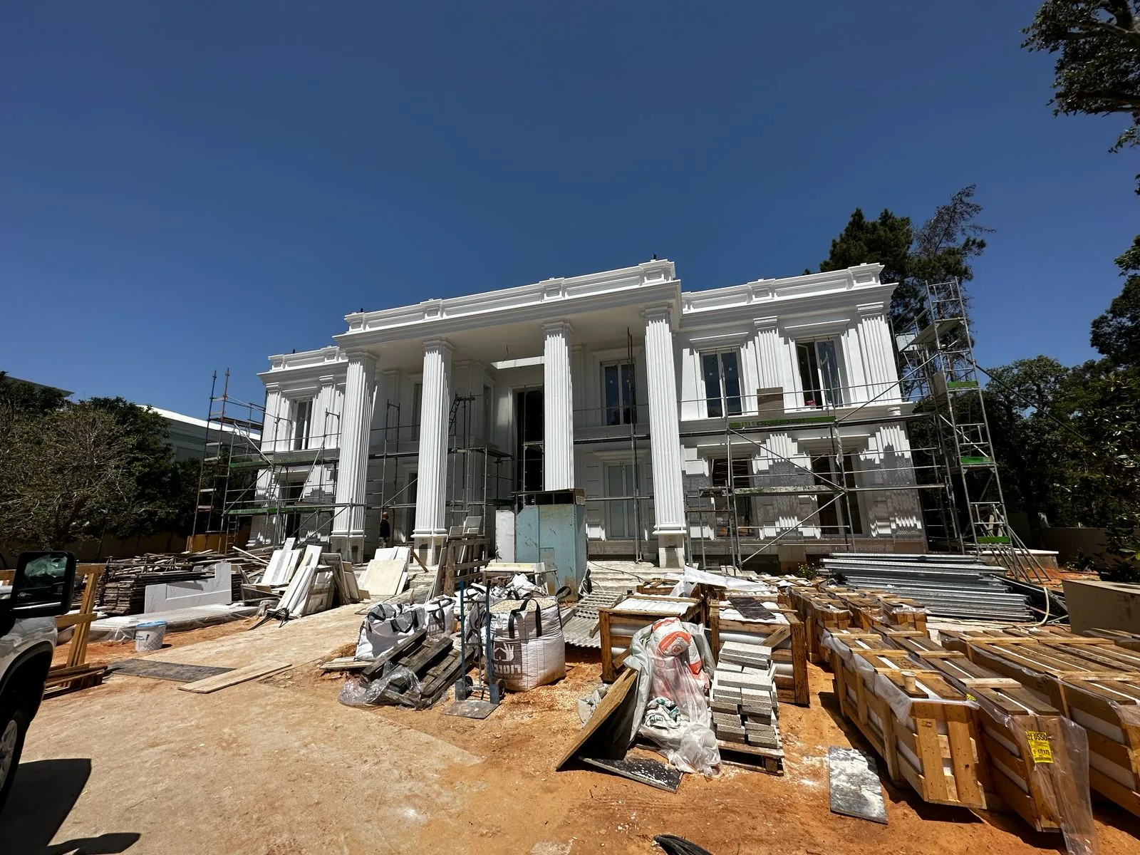 Il cantiere: cordolo e fissaggi millimetrici